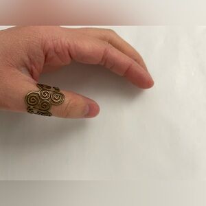 Vintage brass swirl ring size 6 1/2